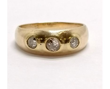Unmarked gold gypsy set 3 stone diamond ring - size Q &amp; 5.1g total weight 
