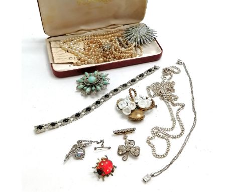 Qty of jewellery inc some silver, filed curb 72cm long neckchain (31g), Australian boomerang / country shape brooch set with 