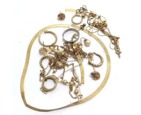 Qty of scrap 9ct gold jewellery inc pearl set (21g) t/w Platinum band ring (a/f - 3.6g) - SOLD ON BEHALF OF THE NEW BREAST CA
