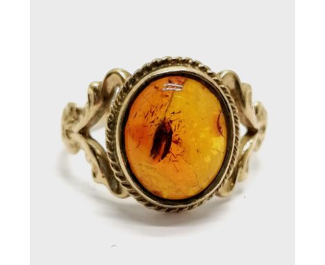 9ct hallmarked gold cabochon amber ring - size T½ &amp; 3.6g total weight 