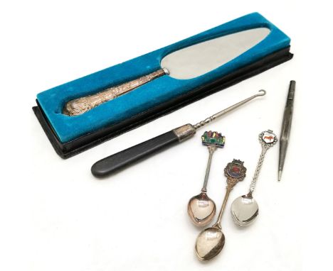 Sterling silver kings pattern handle cake slice, in original box t/w sterling silver pencil, with damage to clip, 3 collector