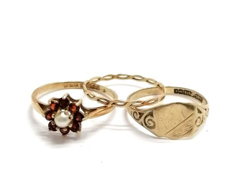 3 x 9ct gold rings - chain link ring unmarked (size K½), signet ring size J has slight distortion to shield, garnet / pearl s