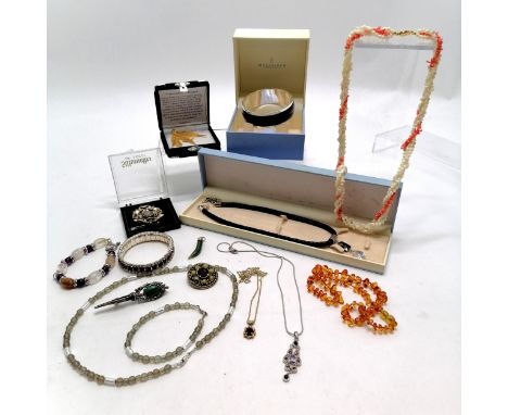 Qty of jewellery inc amber beads, amethyst / quartz bracelet, jade tooth pendant, boxed Newbridge bangle &amp; lace necklace 