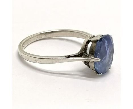 Cornflower sapphire ring set in white metal - size N &amp; 2.2g total weight ~ 1 claw missing 