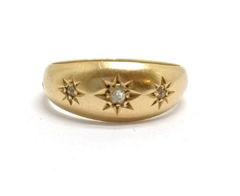 Antique 18ct hallmarked gold gypsy ring set with 3 diamonds - size I &amp; 2.8g total weight 