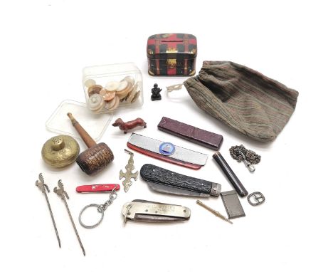 Qty of oddments inc corn pipe, SS Reina del mar comb, mother of pearl buttons, lead sausage dog, girl guides knife etc 