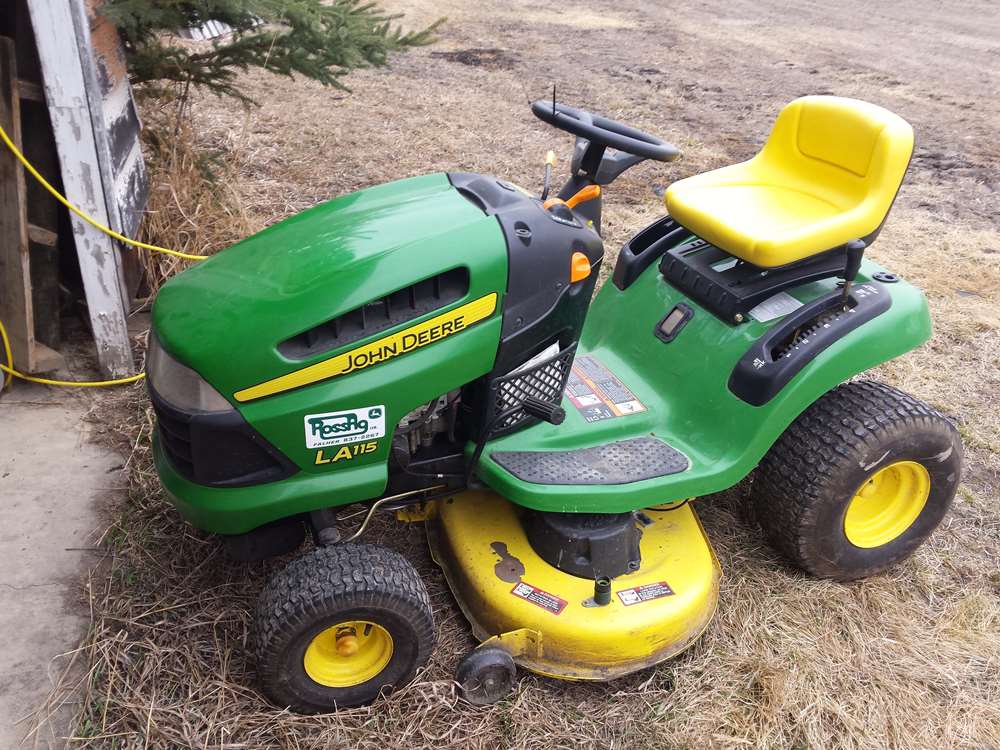 John Deere LA115 Riding Mower 40" deck, 19.5 Briggs eng