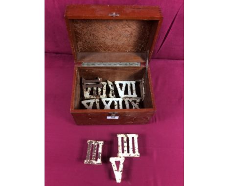 A mahogany box containing a set of clock golf numbers