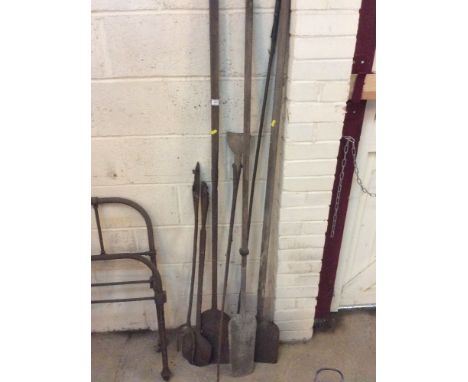 A quantity of vintage long handled tools