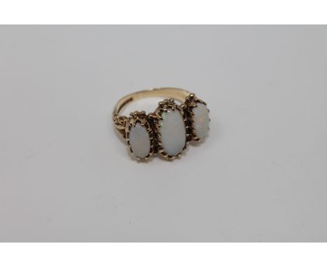 A 9ct gold opal ring, 6g