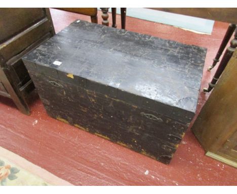 Wooden and steel bound lidded trunk with makers label - Lead lined