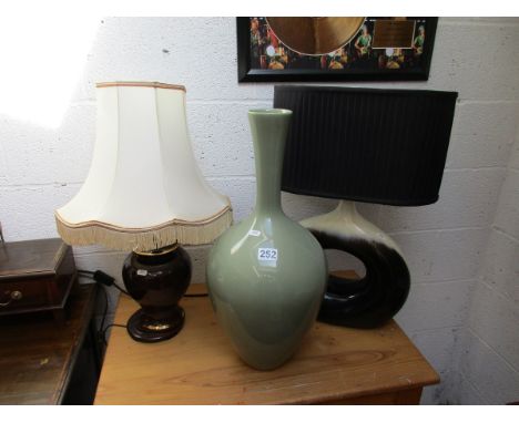 2 table lamps and ceramic urn