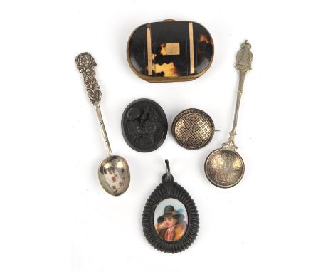 A small jewellery box containing a tortoise shell purse, a round pique brooch, a jet teardrop shaped pendant with central ena