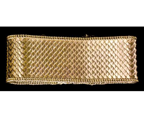 An 18ct gold fish scale pattern bracelet with rope pattern borders (gross weight 41.5 grammes)