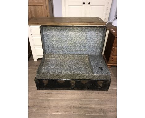 VINTAGE TRUNK BY MCBRINE BAGGAGE (?) NO KEY