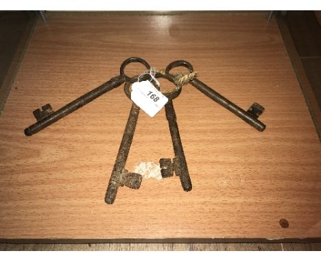 SET OF VINTAGE KEYS (4)