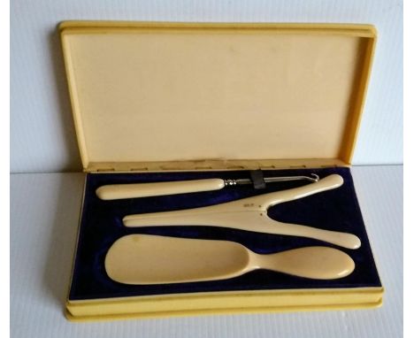 An Edwardian ivory-cased ladies travel set comprising glove stretchers, shoe horn and button hook in fitted case, 23 x 12 cm 