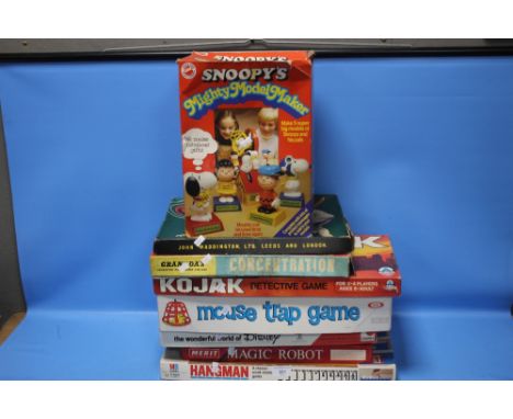 A QUANTITY OF BOXED VINTAGE GAMES TO INCLUDE MOUSETRAP, SNOOPY'S MIGHTY MODEL MAKER, KOJAK, TEST MATCH CRICKET ETC.