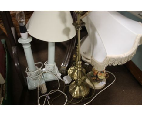 A COLLECTION OF LAMPS TO INCLUDE A GOEBEL STYLE EXAMPLE