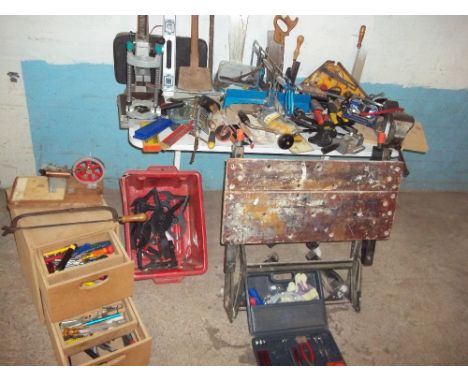 A SELECTION OF TOOLS TO INCLUDE, AN ENGINEERS VICE AND A BLACK AND DECKER WORK MATE AND TOOL CHEST WITH CONTENTS