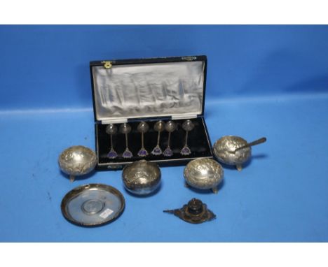 A WHITE METAL PIN DISH INSET WITH AN INDIA 1914 SILVER RUPEE, A BOXED SET OF ENAMEL SPOONS, THREE SALTS, A SMALL BOWL AND A F