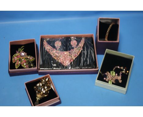 A QUANTITY OF BOXED "SEP" JEWLLERY TO INCLUDE NECKLACE AND EARRING SET, BROOCHES, BANGLE ETC.