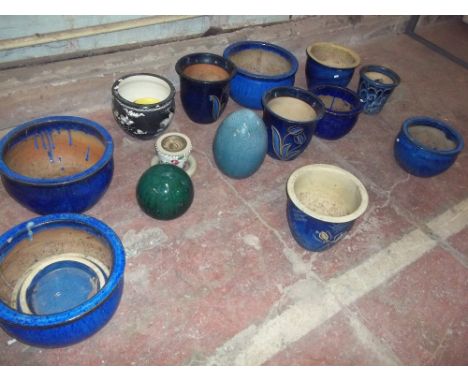 A SELECTION OF CERAMIC GARDEN POTS/PLANTERS