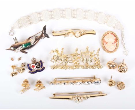 A small group of jewellery, including two gold tie studs, each in the form of an animal, detailed ‘14K’, with a gilt metal fi