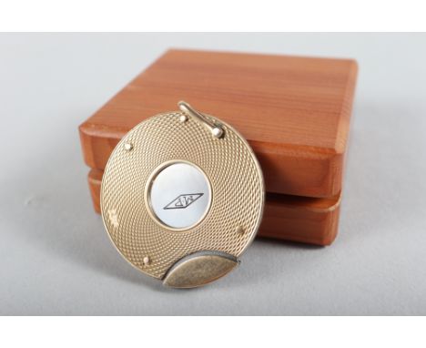 A 9ct gold cased circular cigar cutter with engine turned decoration, 17.3g overall 