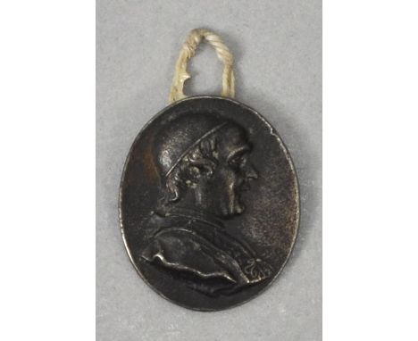 Miniatur mit Bildnis eines Kardinals, Berlin(?), 19. Jh. Metallguss, Bildnis eines Kardinals in Relief. D. 18 mm. Angeklebter