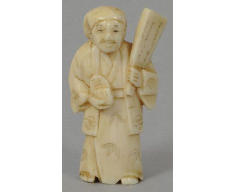 Netsuke, Japan Elfenbein, vor 1945 hergestellt, geschnitzt, graviert. Stehende männliche Figur, zwei Gegenstände in den Hände