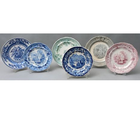 Sechs Steingutteller, England/ North Staffordshire, vorw. 1. H. 19. Jh. Geschweifte und glatte Randform, Kupferdruckdekore in