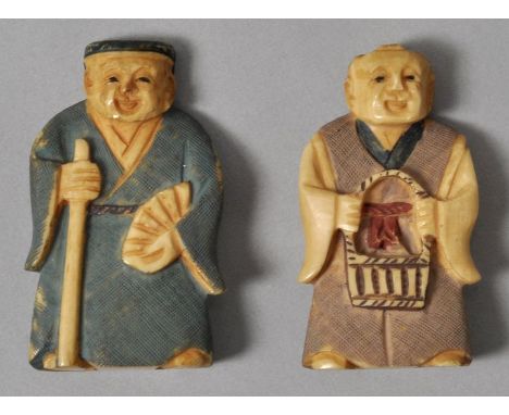 Zwei Netsuke, Japan, wohl Anf. 20. Jh. Elfenbein, partiell farbig gefasst. Männliche Figur mit Henkelkorb bzw. Stab und Fäche