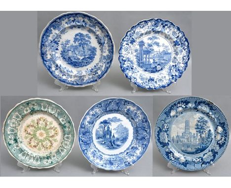 Fünf Steingutteller, England/ North Staffordshire, 19. Jh. Gebogte Randformen, Kupferdruckdekore in Blau bzw. grün. Ein Telle