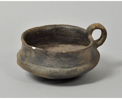 Tasse, linearkeramische Kultur ( Lausitz?) Gebrannter Ton. Haarriss. D. 11,5 cm  Cup, Linear Ceramic Culture ( Lausitz?) Fire