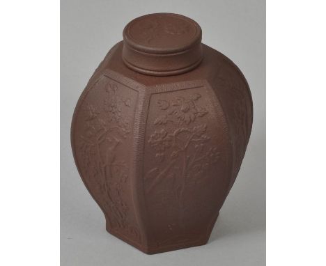 Teedose, Meissen, 2. H. 20. Jh. Böttgersteinzeug. Balusterförmiger Korpus mit hexagonalem Querschnitt, die Wandungsflächen mi