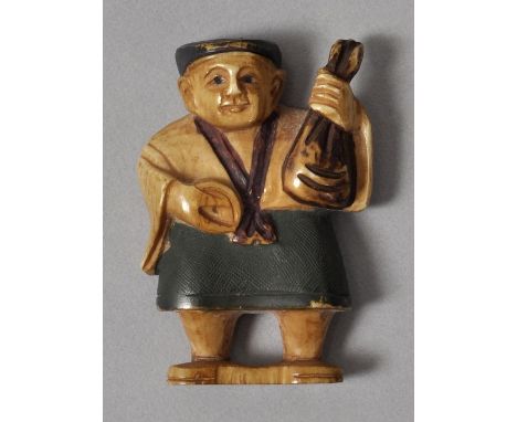 Netsuke, Japan, wohl Anf. 20. Jh. Elfenbein, geschnitzt, partiell farbig gefasst. Figur eines Mannes mit einem Ledersack in d