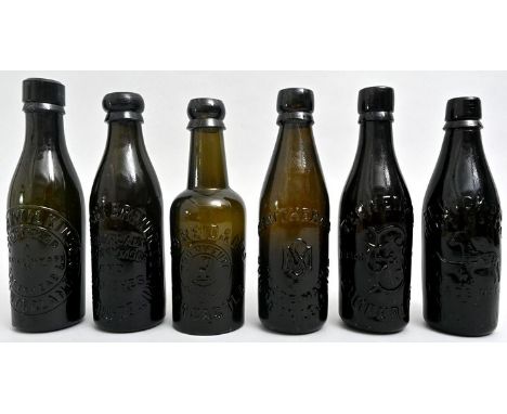 Konvolut von sechs Bierflaschen, England, 19. Jh. Formglas, Flaschen der Marke: ''T. Elwen&amp;Sons, Sunderland'', ''The nort