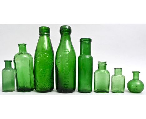 Konvolut acht grüner Flaschen, England, Ende 19./Anfang 20. Jh. Formglas Flaschen für Medizin und Kosmtik, ''Ashton &amp; Par