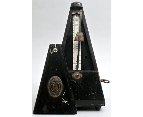 Metronom, Deutschland, 1. H. 20. Jh. Schwarz lackiertes Laubholzgehäuse in Pyramidenform, mechanisches Werk mit Aufzug an der