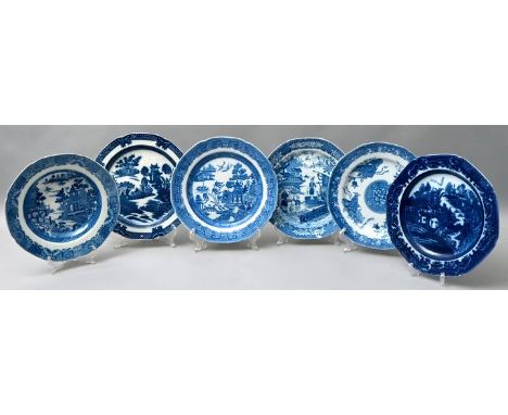 Elf Steingutteller, vorw. England, 19. Jh. Steingut, ostasiatische Kupferdruckdekore in Blau, ein Teller vergoldet mit braune