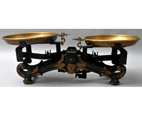 Tafelwaage, um 1900 Oberschalige Waage auf vegetabil ornamentiertem Eisenguss-Gestell, schwarz/ goldbronze gefasst, zwei Mess