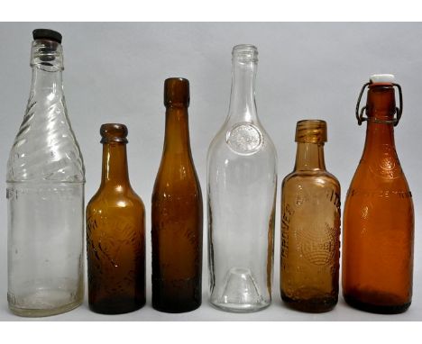 Konvolut von sechs Bier- und Saftflaschen, Deutschland/England, 1. H. 20. Jh. Braune Flaschen: Marke ''Joseph Wilkinson, Gate