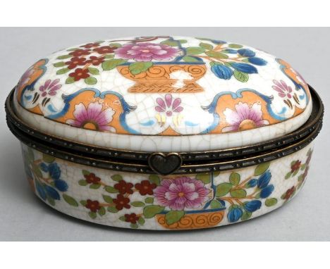 Dose, Neundorf/ Dtl., 2. H. 20. Jh. Porzellan, ovale Form mit Scharnierdeckel, messingmontiert, chinoises florales Druckdekor