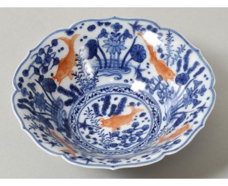 China. Kleine Rebus-Schale. Jiajing.  Porzellan. Sechs-Zeichen-Marke der Jiajing-Zeit (1522-66), Ming-Dynastie. Reiche Darste