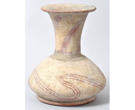 Fußschale, Ban Chiang, Thailand, ca. 300 v. Chr. bis 200 n. Chr. Keramik, in eisenrotem Pigment auf Ocker bemalt. Lineare Wel