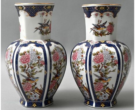 Paar Vasen, 2. H. 20. Jh. Porzellan, Balusterform mit hexagonalem Querschnitt, polychromes Druckdekor: Singvogel auf blühende