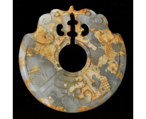 Jade-Anhänger, China, vermutl. Qing-Zeit (1644-1911) Bi-Scheibe, hellgrün, in der Mitte kreisrunder Ausschnitt, oben stilisie