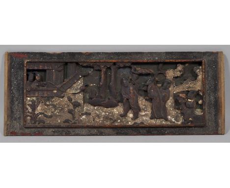 Geschnitztes Paneel, China, um 1870 Holz, Reliefschnitzerei mehrfigurige Szene in Garten mit angeschnittenem Gebäude hinter e