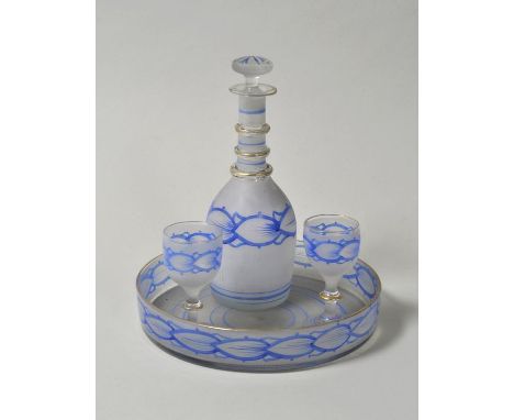 Likörservice, später Empire-Stil, Mitte 19. Jh. Vierteilig, bestehend aus Tablett (D. 21 cm) mit Karaffe (H. 22 cm) und zwei 